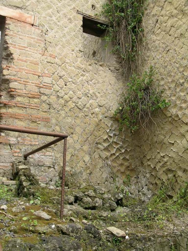 Ins Or II, 15, Herculaneum. May 2004. Rear room “landing”, detail from west wall.
Photo courtesy of Nicolas Monteix.
